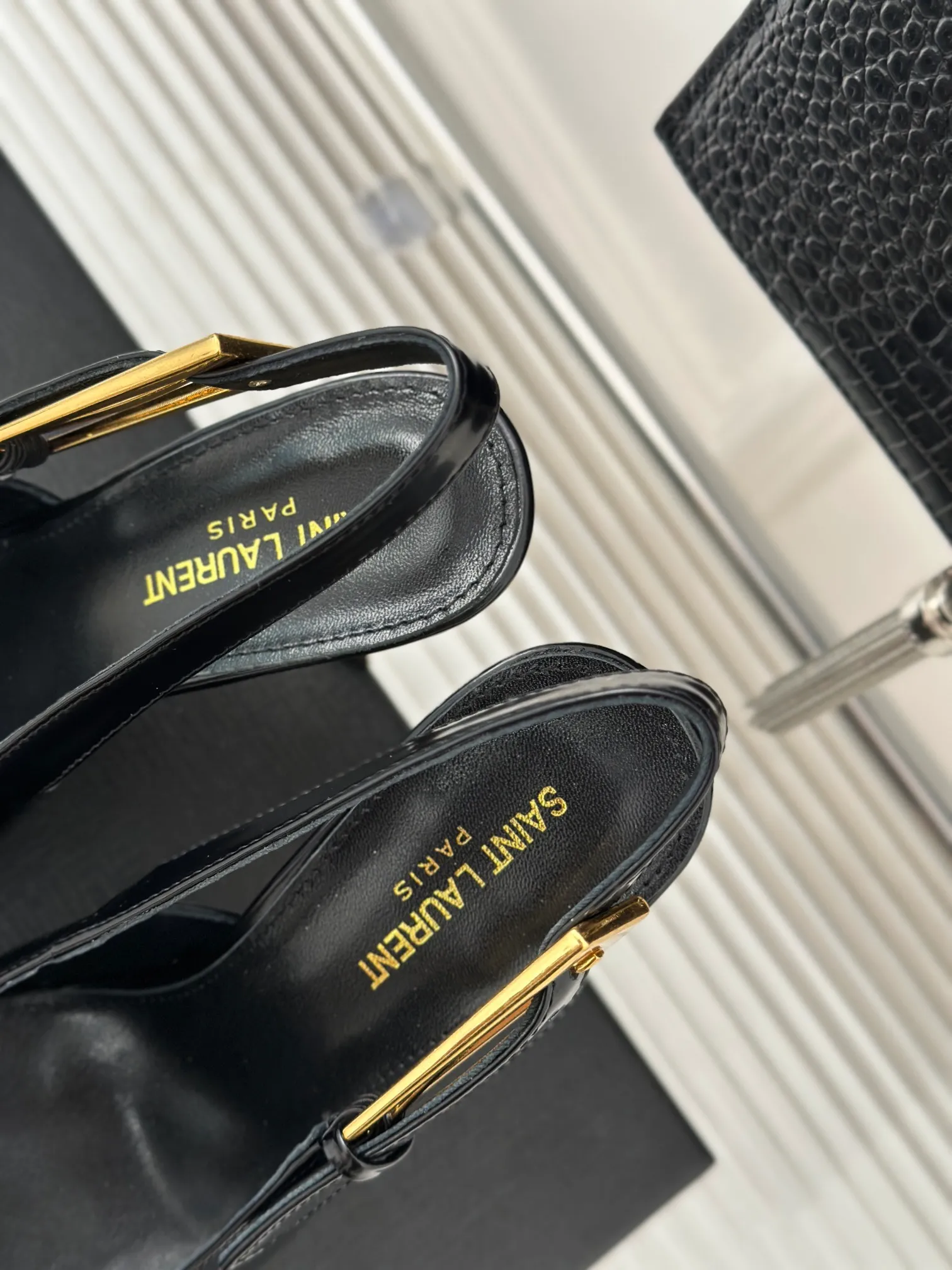 👟👟Ex-factory price 540👟👟 Saint Lauren*YSL Saint Laurent 24ss new catwalk high-heeled pointed-toe sandals. The upper is made of calf patent leather. The lining is tiptoe mixed sheepskin. Italian imported leather outsole. Heel height: 9 cm. Size: 34-41.